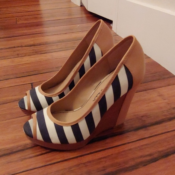 Splendid Wedges - Picture 2 of 6